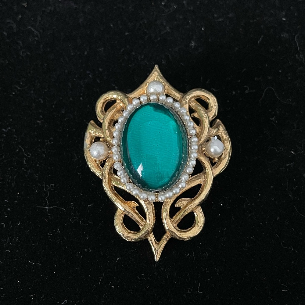 Fairytale Royalty Green Cab Brooch Faux Pearl Gold Tone Scroll work Elegant Vntg